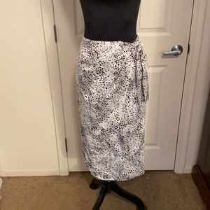 Nine West Black and White Wrap Skirt Size small